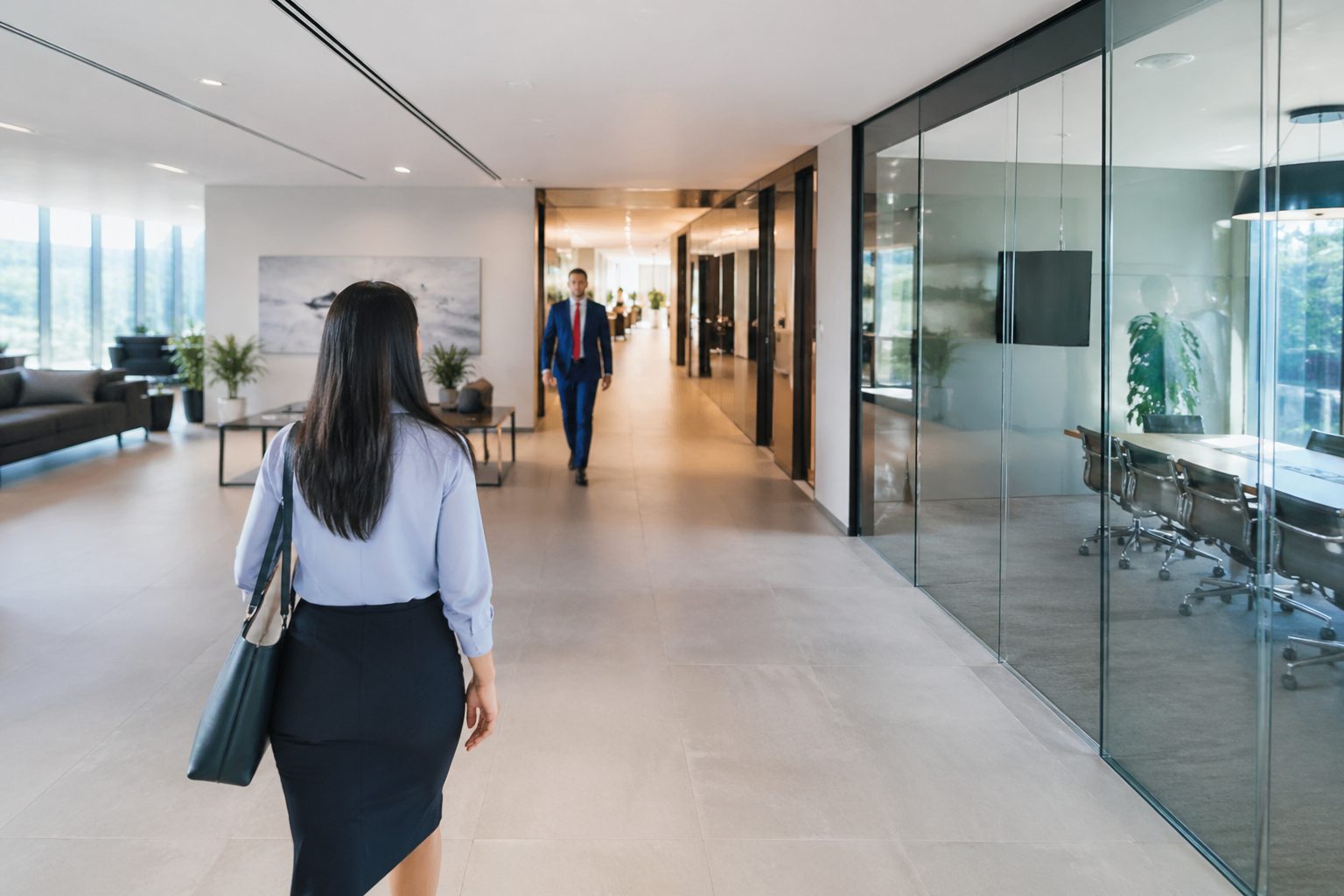 Femme entrant dans des bureaux modernes propres et lumineux, illustrant l’importance de la propreté dès les premiers mètres parcourus
