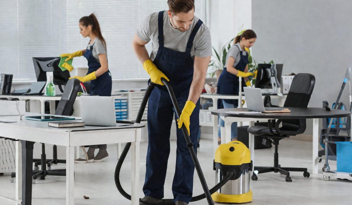 Équipe de nettoyage en train d’entretenir des bureaux modernes pour garantir un environnement de travail propre et professionnel