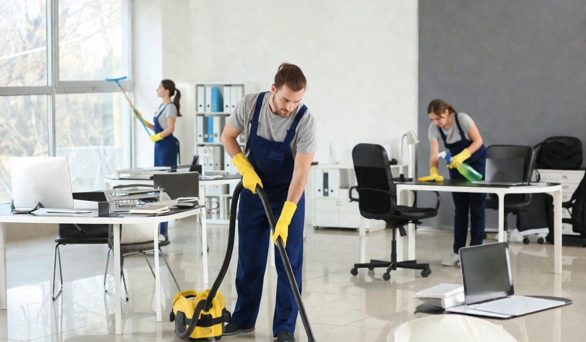 Agent de nettoyage dans des bureaux modernes illustrant les critères qui font varier le prix d’un nettoyage de bureaux