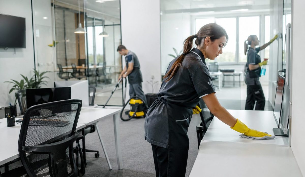 Équipe de nettoyage professionnel entretenant des bureaux modernes dans une entreprise en croissance